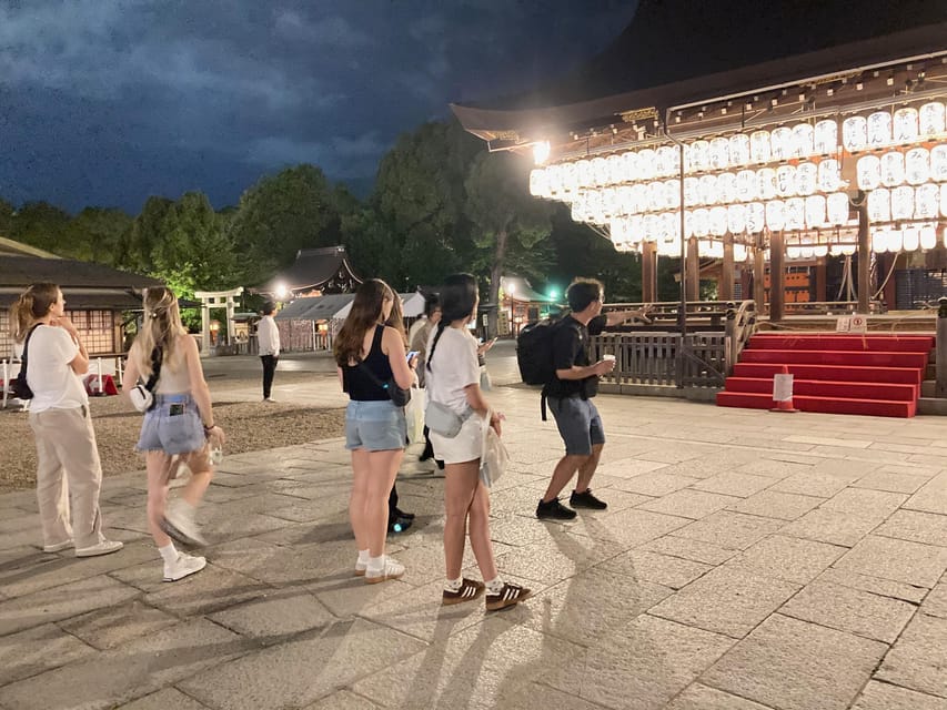 Kyoto: Gion Evening Walk with Hidden Gems, Geisha & Sake - Small-group guiding and photo help