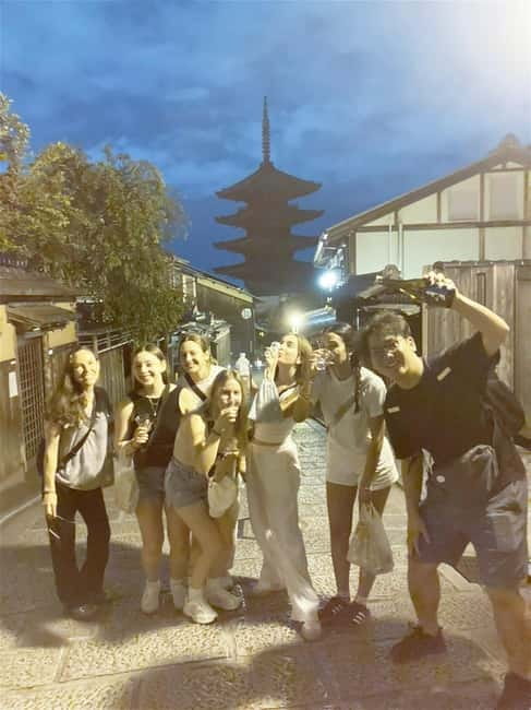Kyoto: Gion Evening Walk with Hidden Gems, Geisha & Sake - Why Gion feels different after sunset