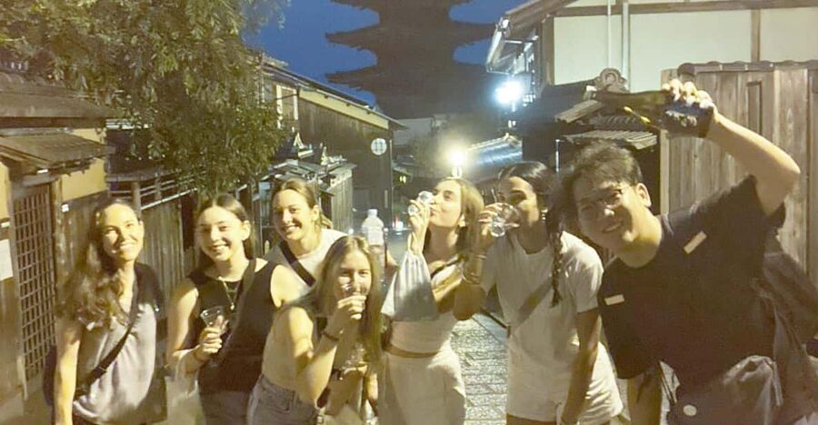 Kyoto: Gion Evening Walk with Hidden Gems, Geisha & Sake - Ending at Yasaka Shrine