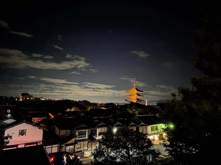 Kyoto: Gion & Geisha District Night Time Walking Tour - Yasaka Shrine and the spiritual gateway to Gion