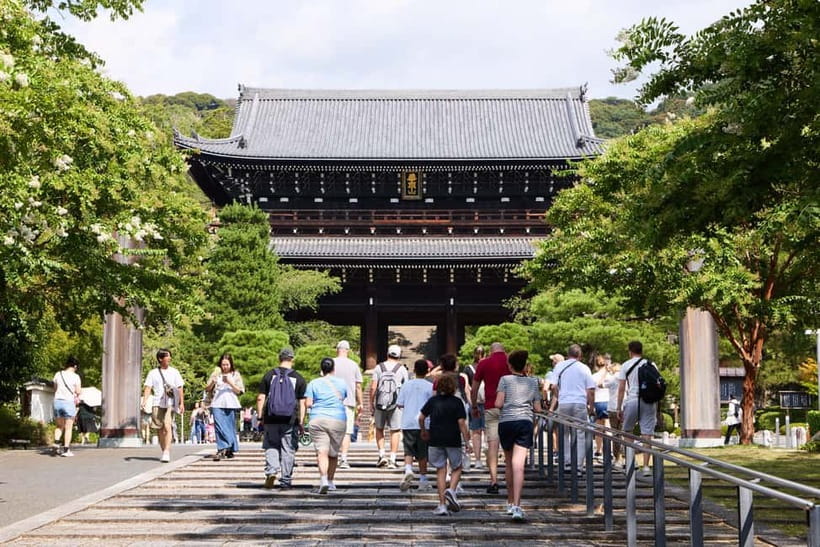 Kyoto: Gion Geisha District Walking Tour and Hidden Gems - Chion-in: a major temple with room for questions