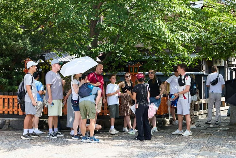 Kyoto: Gion Geisha District Walking Tour and Hidden Gems - Maruyama Park and a quieter pause