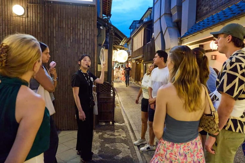 Kyoto: Gion Geisha District Walking Tour - Stories of Geisha - Why Gion Works Best After Dark