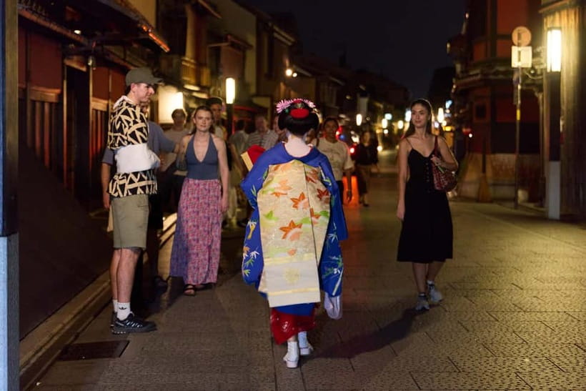 Kyoto: Gion Geisha District Walking Tour - Stories of Geisha - Entering Gion Through Yasaka Shrine
