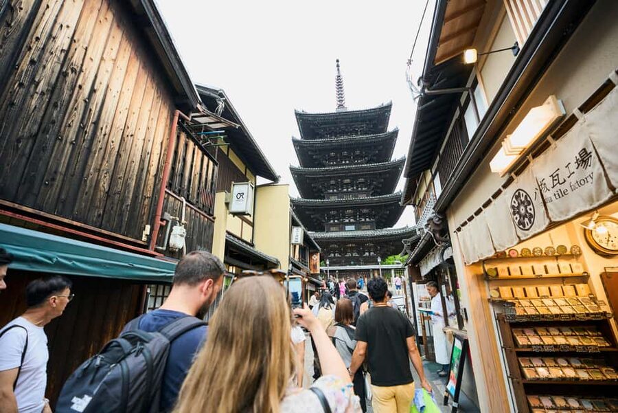 Kyoto: Gion Hidden Gems & Geisha Culture Tour - Edo-period townhouses and quiet backstreets