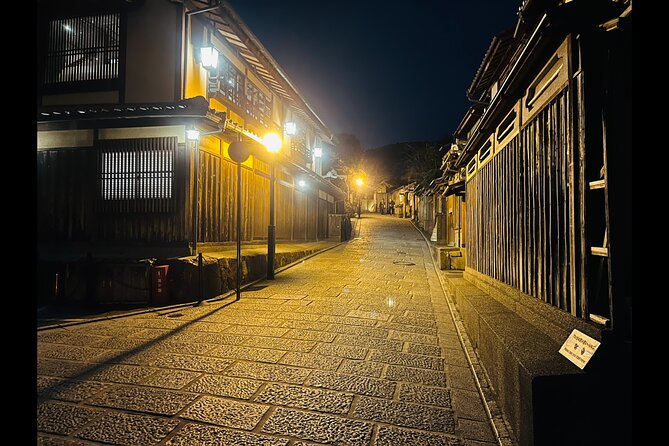 Kyoto: Gion Magical Night Walking Tour - Sannenzaka and Ninenzaka, with views toward Yasaka Pagoda