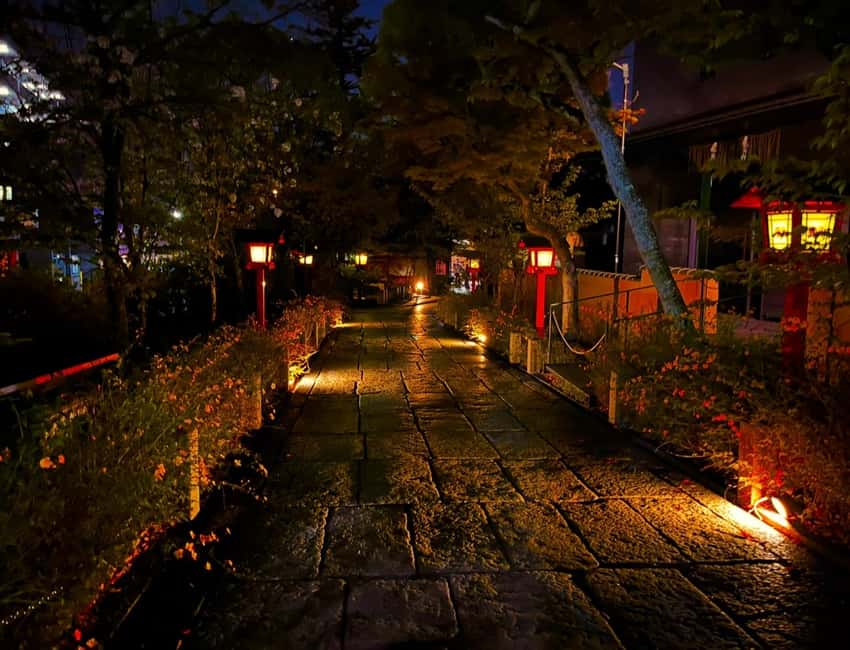 Kyoto: Gion Magical Night Walking Tour with Geisha Trivia - Meeting point, cancellation, and small practical details
