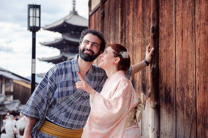Kyoto Gion Photoshoot - Private Session | Pro Photographer - Walking from Yasaka Shrine into Gion