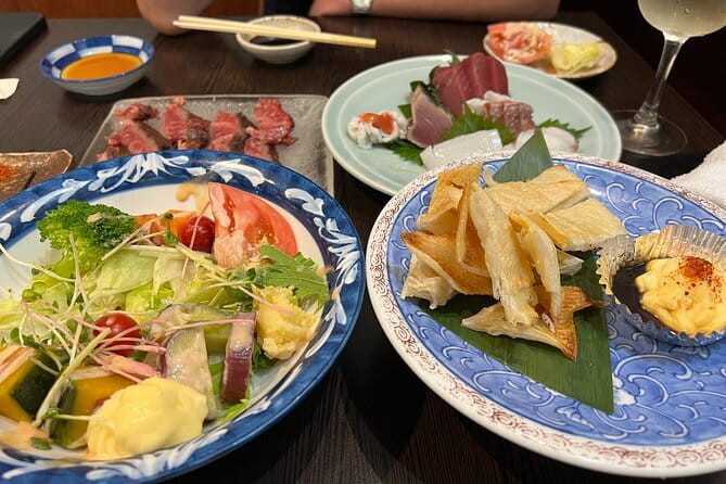 Kyoto: Gion & Pontocho Food Tour with 13 Dishes - Yasaka Shrine gives the evening a proper start