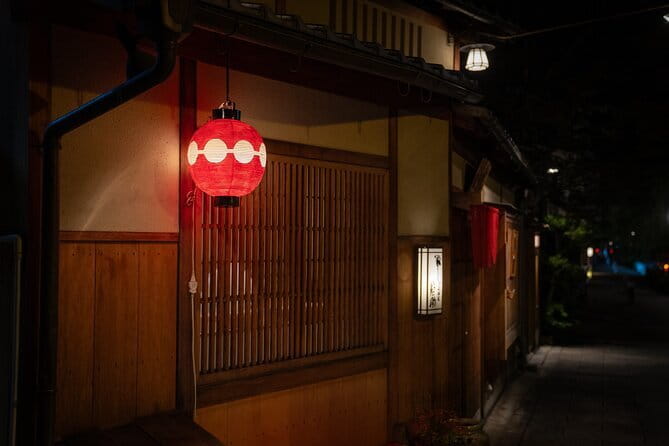 Kyoto: Gion & Pontocho Food Tour with 13 Dishes - Shirakawa Lane reveals a quieter side of Gion