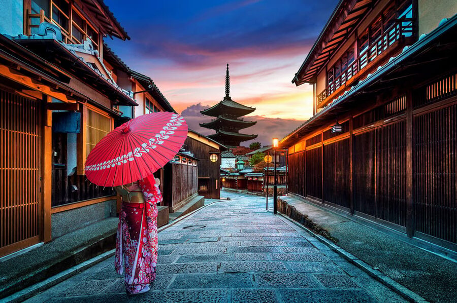 Kyoto: Gion Sunset Walking Tour with Local Guide - Hanamikoji Street and the rules of respectful sightseeing