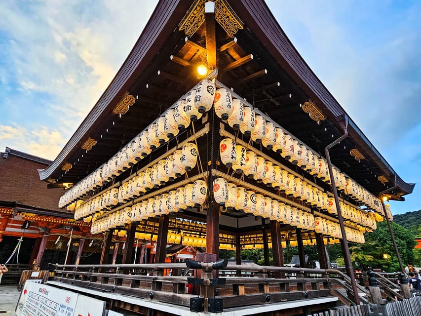 Kyoto: Gion Sunset Walking Tour with Local Guide - Quiet lanes, small temples, and local stories