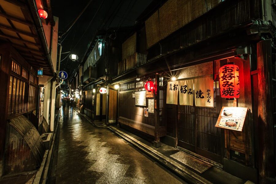Kyoto: Gion Sunset Walking Tour with Local Guide - Pontocho to Sanjo Bridge