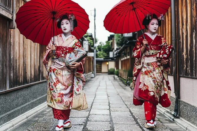 Kyoto Gion Walking Tour for First Time Visitors - Yasui-Konpiragu and its unusual stone