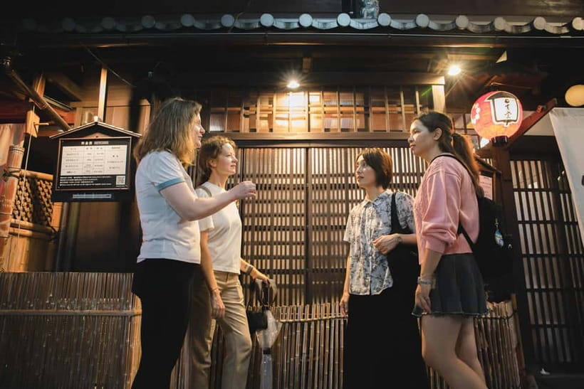 Kyoto: Gion World of the Geisha Guided Walking Tour - Walking through Gion’s two districts
