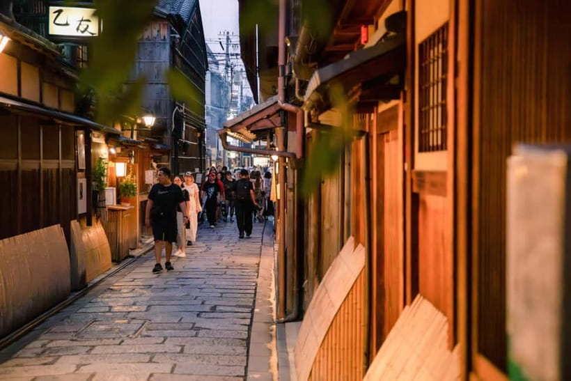 Kyoto: Gion World of the Geisha Guided Walking Tour - Starting near Yasaka Shrine