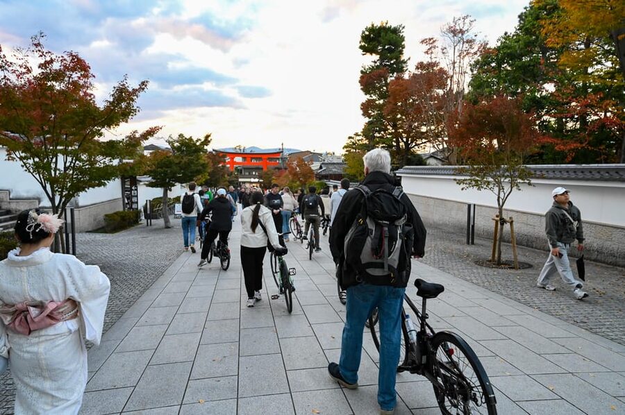 Kyoto: Half-day Guided Bike Tour with Fushimi Inari - Higashi-Honganji and central Kyoto