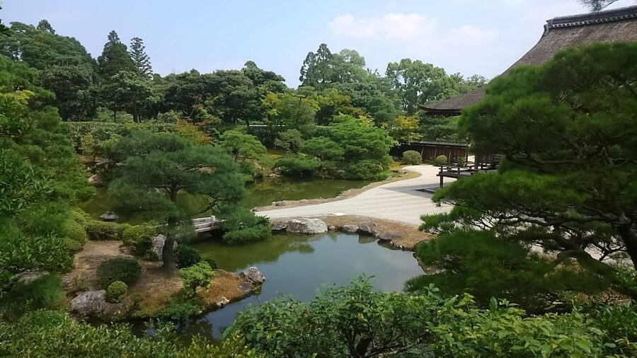Kyoto: Historic Higashiyama Walking Tour - Sannenzaka, shops, and old Kyoto streets