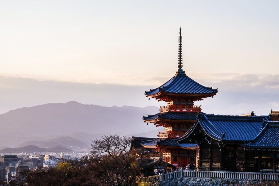 Kyoto: Historic Higashiyama Walking Tour - Riding from Fushimi Inari to Gion