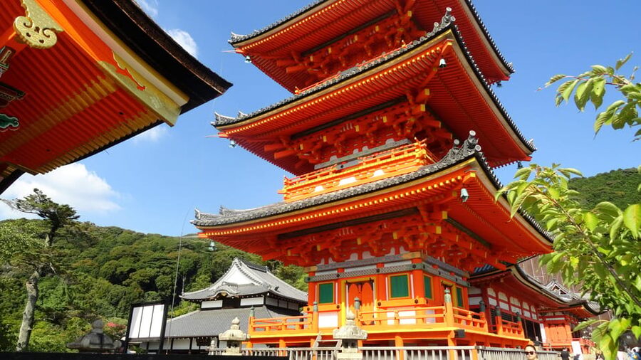 Kyoto: Kiyomizudera, Higashiyama and Yasaka Discovery Tour - Kodaiji Temple: gardens and a personal memorial