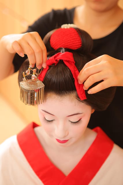Kyoto: Maiko Makeover and Photoshoot Experience - Posing in the Japanese room