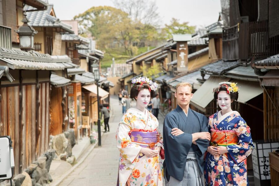 Kyoto: Maiko Makeover and Photoshoot Experience - Ten minutes to take your own pictures