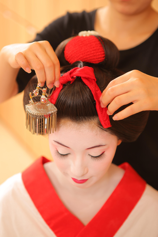Kyoto: Maiko Makeover and Photoshoot Experience - Traditional makeup, wigs, and personal choices