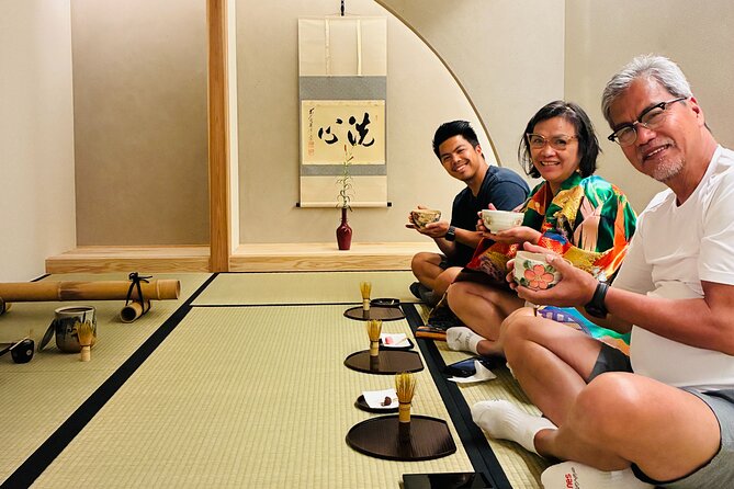 Kyoto: Newly Opened Tea Ceremony - Sanjo Chasuian - Clothing, chairs, and the optional uchikake