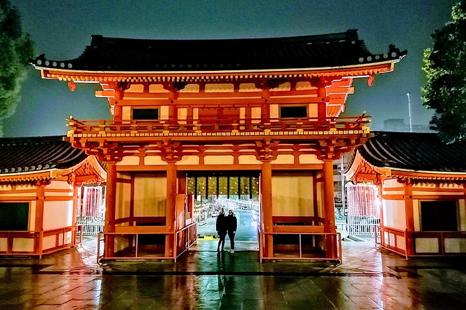 Kyoto night walk tour (Gion district) - Gion after sunset gives you a different Kyoto