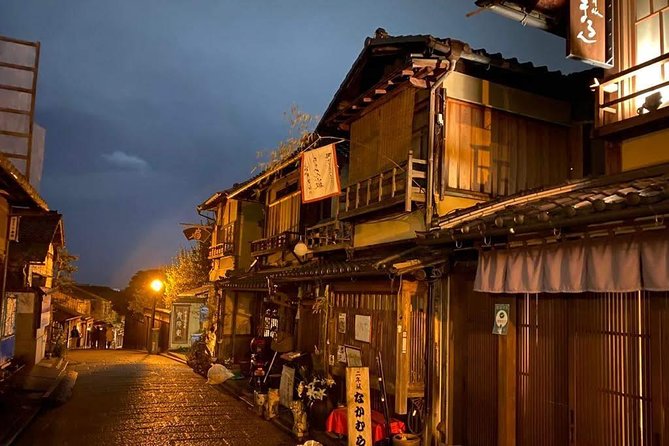Kyoto night walk tour (Gion district) - The famous slope shows Kyoto at walking speed