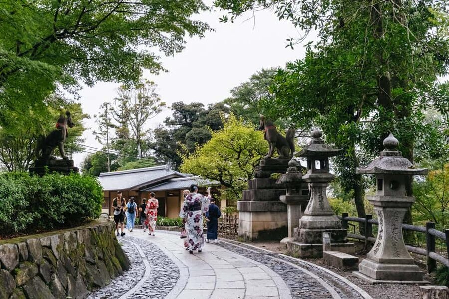 Kyoto: Nijo Castle, Kiyomizu & Fushimi Inari Guided Tour - Walking, weather, and what to carry