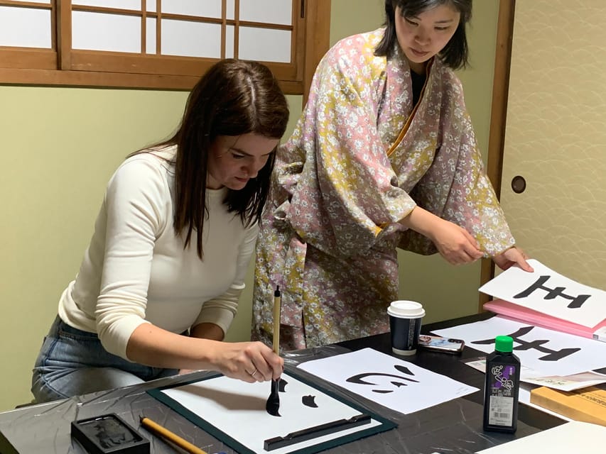 Kyoto Ninenzaka : Japanese Calligraphy Class in Townhouse - Learning the brush, ink, paper, and stone