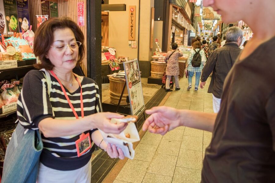 Kyoto: Nishiki Market Food Tour - What the guides add to the experience