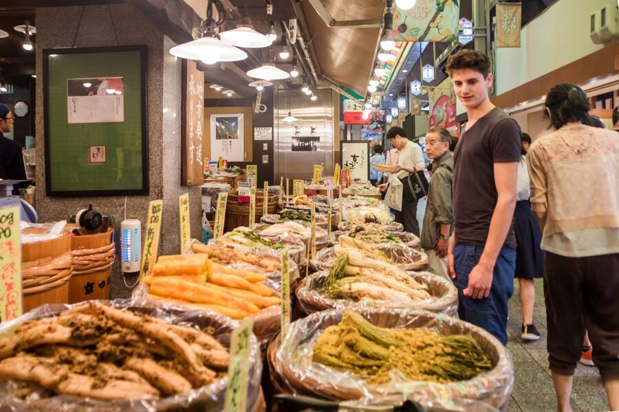 Kyoto: Nishiki Market Food Tour - The first tastes: seafood, snacks, and market specialties