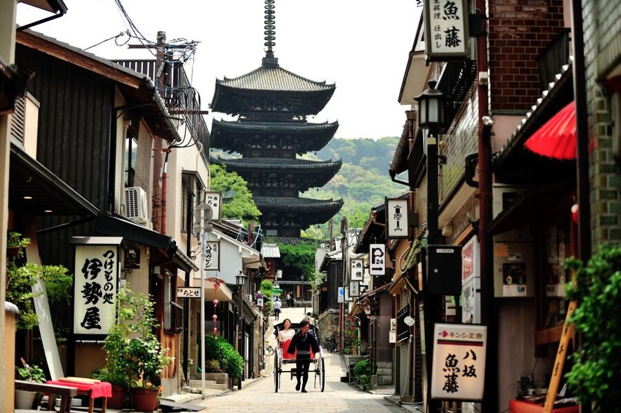 Kyoto: Private Rickshaw Tour of Gion and Higashiyama Area - Entering Gion, Kyoto’s famous entertainment district