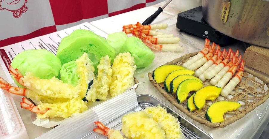 Kyoto: Replica food making experience - Finding the workshop beside the giant crab