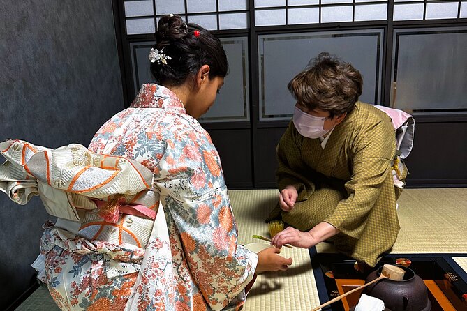 KYOTO Tea Ceremony with kimono near by Imamiya Jinjya Shrine - Watching the tea master prepare matcha