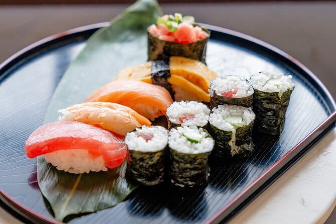 Little EDO Sushi Making workshop in Kawagoe - Shaping nigiri with your own hands