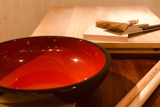 Mondo's most popular plan! Experience making soba noodles and the king of Japanese cuisine, tempura, in Sapporo! - Mixing buckwheat flour at the start