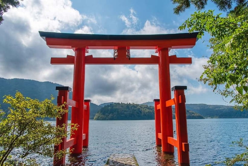 Mt Fuji Hakone/Enoshima Tour:Optional Ropeway/Lake Ashi Boat - Riding the Hakone Ropeway above volcanic ground