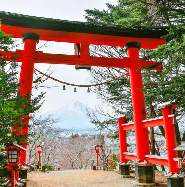 Mt. Fuji Heritage Tour: Traditional Villages, Lakes & Shrine - Arakurayama Sengen Park and the Chureito Pagoda climb