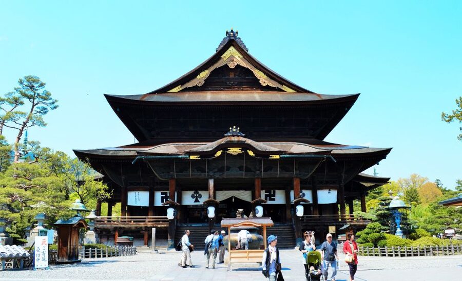 Nagano: Snow Monkeys, Zenkoji Temple & Sake Day Trip - Sake tasting before lunch