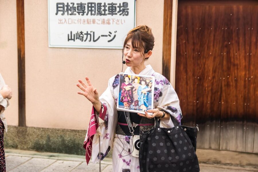 Night Walk in Gion: Kyoto's Geisha District - What you learn about geiko and maiko