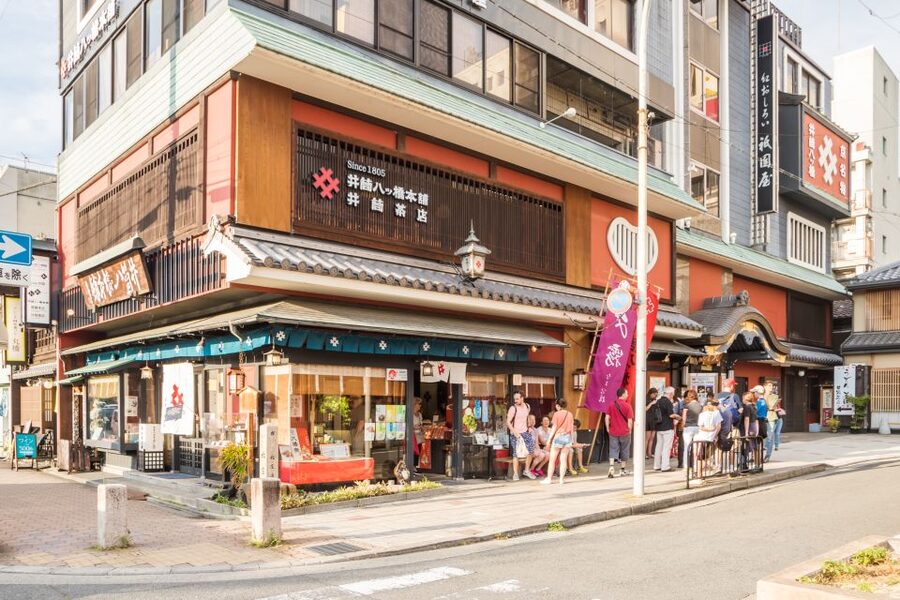 Night Walk in Gion: Kyoto's Geisha District - Seeing a geiko or maiko without causing harm