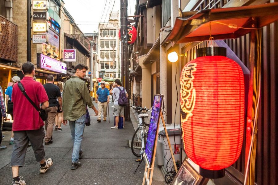 Night Walk in Gion: Kyoto's Geisha District - Why the guide makes the difference