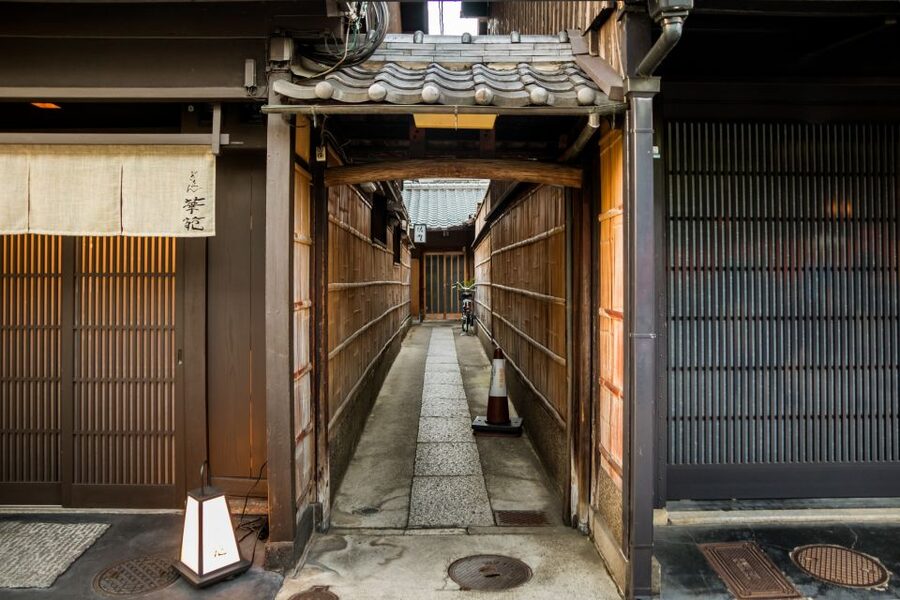 Night Walk in Gion: Kyoto's Geisha District - What to bring and how to prepare