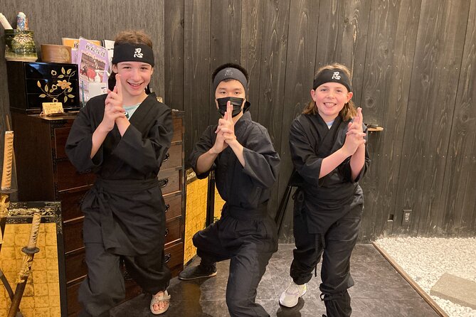 Ninja experience in Takayama - Special Course - Learning through helmets, swords, and tea utensils