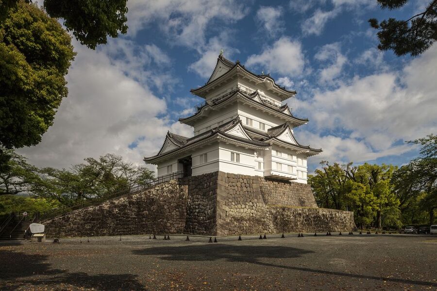 Odawara: Odawara Castle Tenshukaku Entrance Ticket - Samurai swords, armor, and the story inside