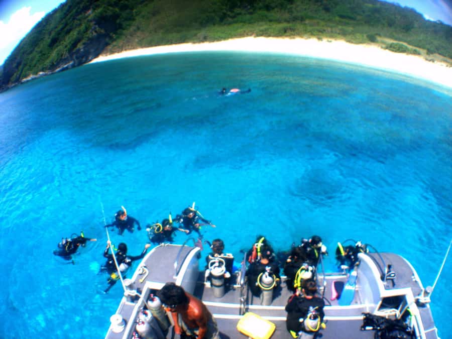 Okinawa: From Naha: Kerama Islands 1-day snorkeling tour - A friendly boat crew with useful help in the water