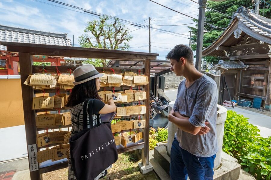 Old and Nostalgic Tokyo: Half-Day Yanaka Walking Tour - Yanaka-Ginza and the pleasure of small purchases